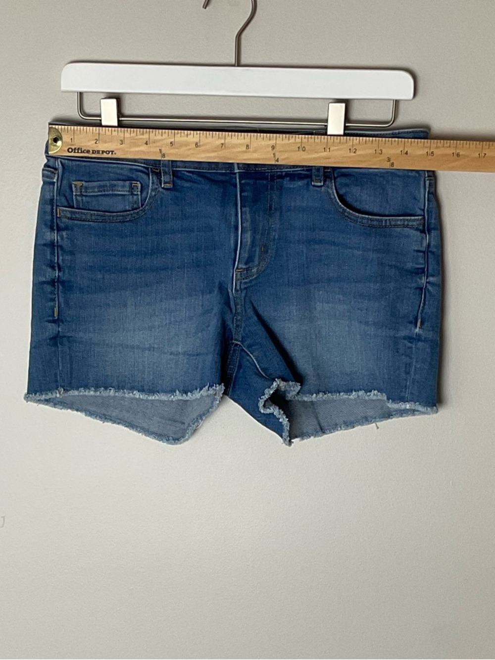 Vineyard Vines Women's Blue Denim Frayed Hem Shorts Size 25 - Picture 2 of 7